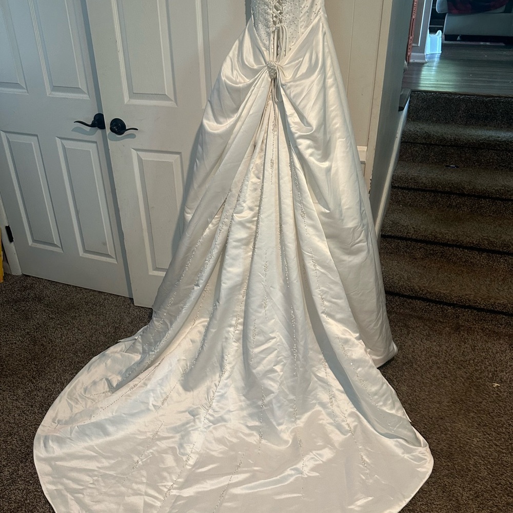 Maggie Sottero White Pleated Sweetheart Gown - Picture 2 of 9